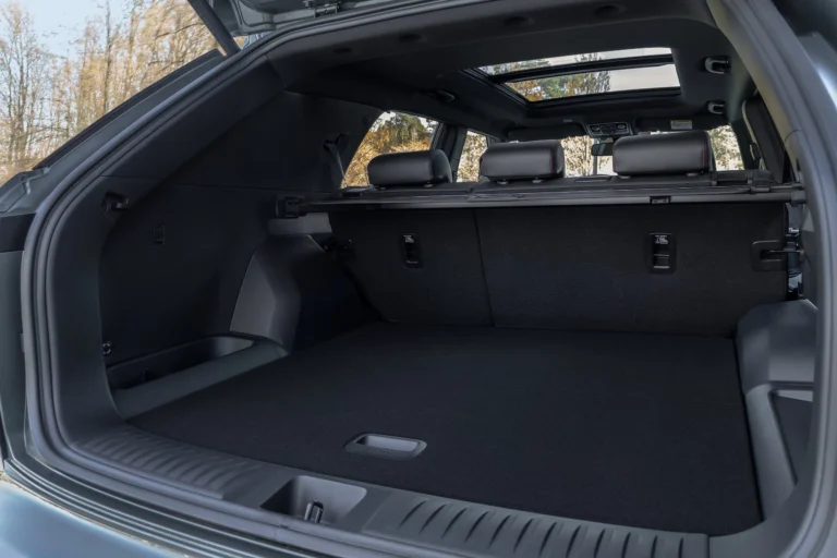 665450-KGM-Acyton-027-68ff2b-xlarge_webp-1775567947