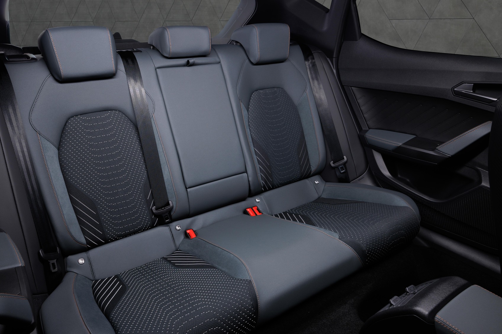 cupra_leon_5d_enceladus_grey_matt_interiors_003