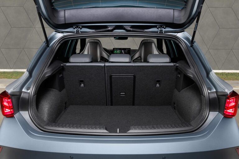cupra_leon_5d_enceladus_grey_matt_interiors_005
