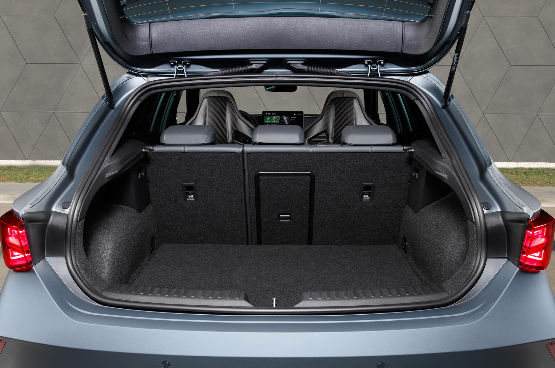 cupra_leon_5d_enceladus_grey_matt_interiors_005