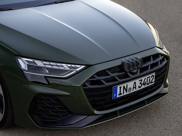 Static photo,
Colour: District Green Metallic