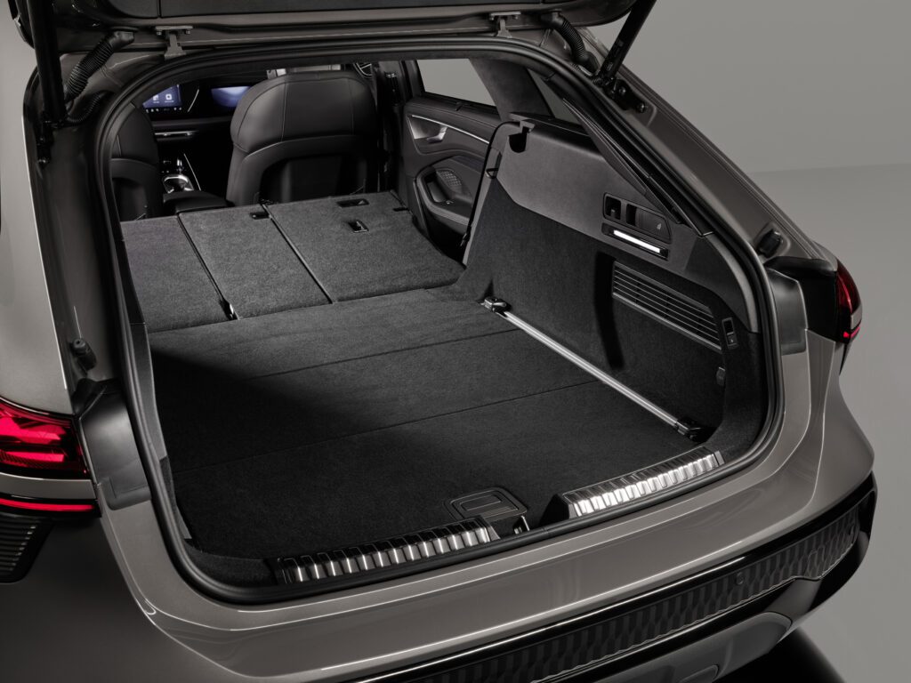Audi A6 allroad (plateau grey metallic) luggage compartment with folded rear seats: The large loading surface and flexible seating configuration in the rear (40:20:40) enable a high level of versatility and everyday usability.