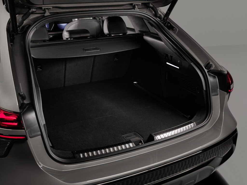 Audi A6 allroad (plateau grey metallic) luggage compartment: A cargo net is standard, while a rail system is available as an option. The rear seats can be folded down via remote release in the luggage compartment.