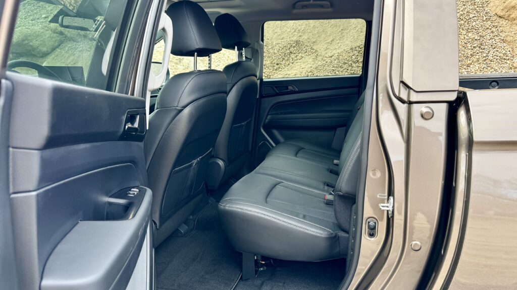 679216-KGM Musso Grand Lux Taupe 2026 Interieur Fond umgeklappt-b97fa4-original-1780483673