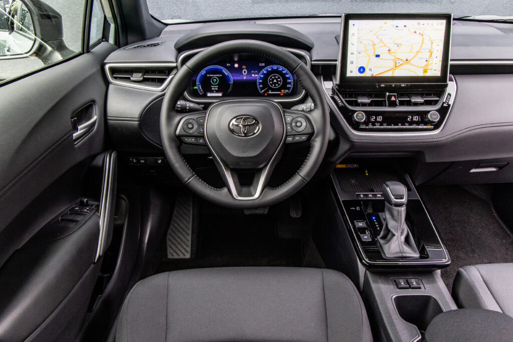 92687-toyotacorollacrossinterior001