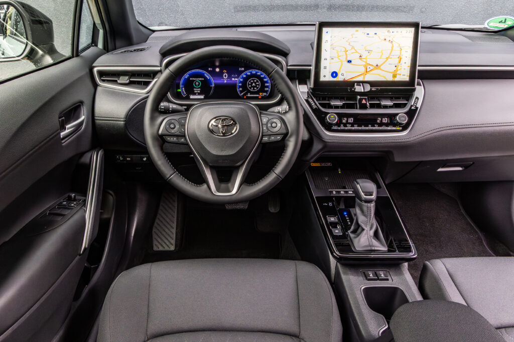 92688-toyotacorollacrossinterior002