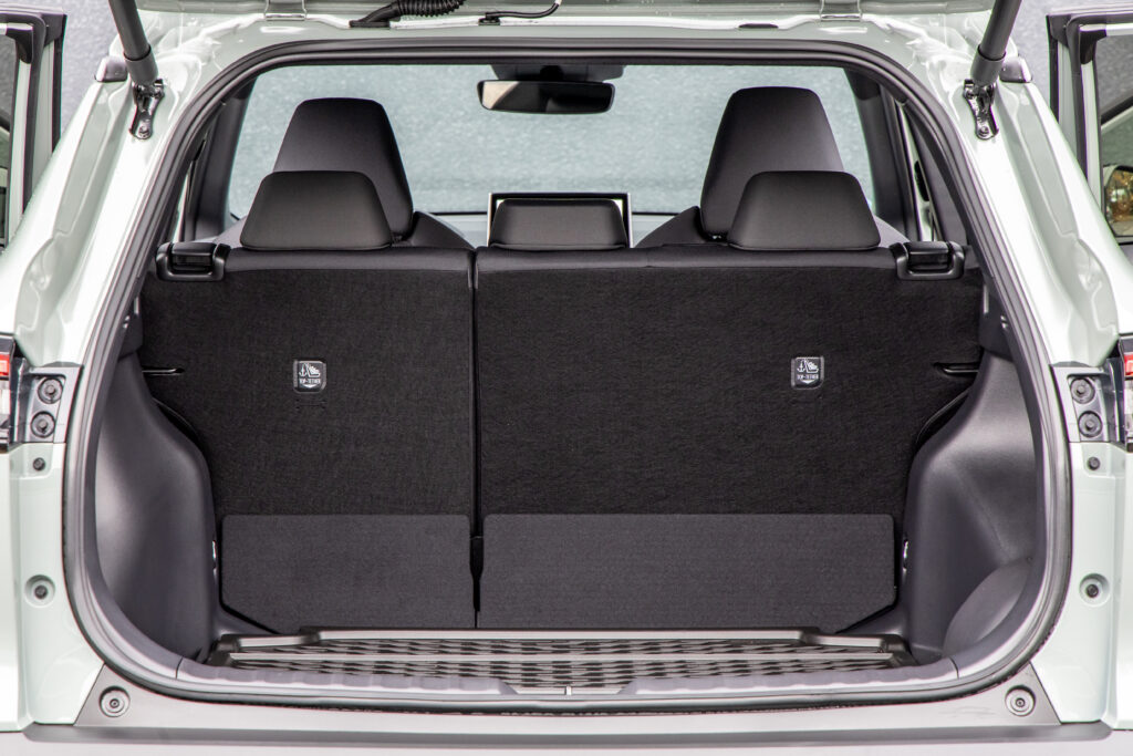 92699-toyotacorollacrossinterior013