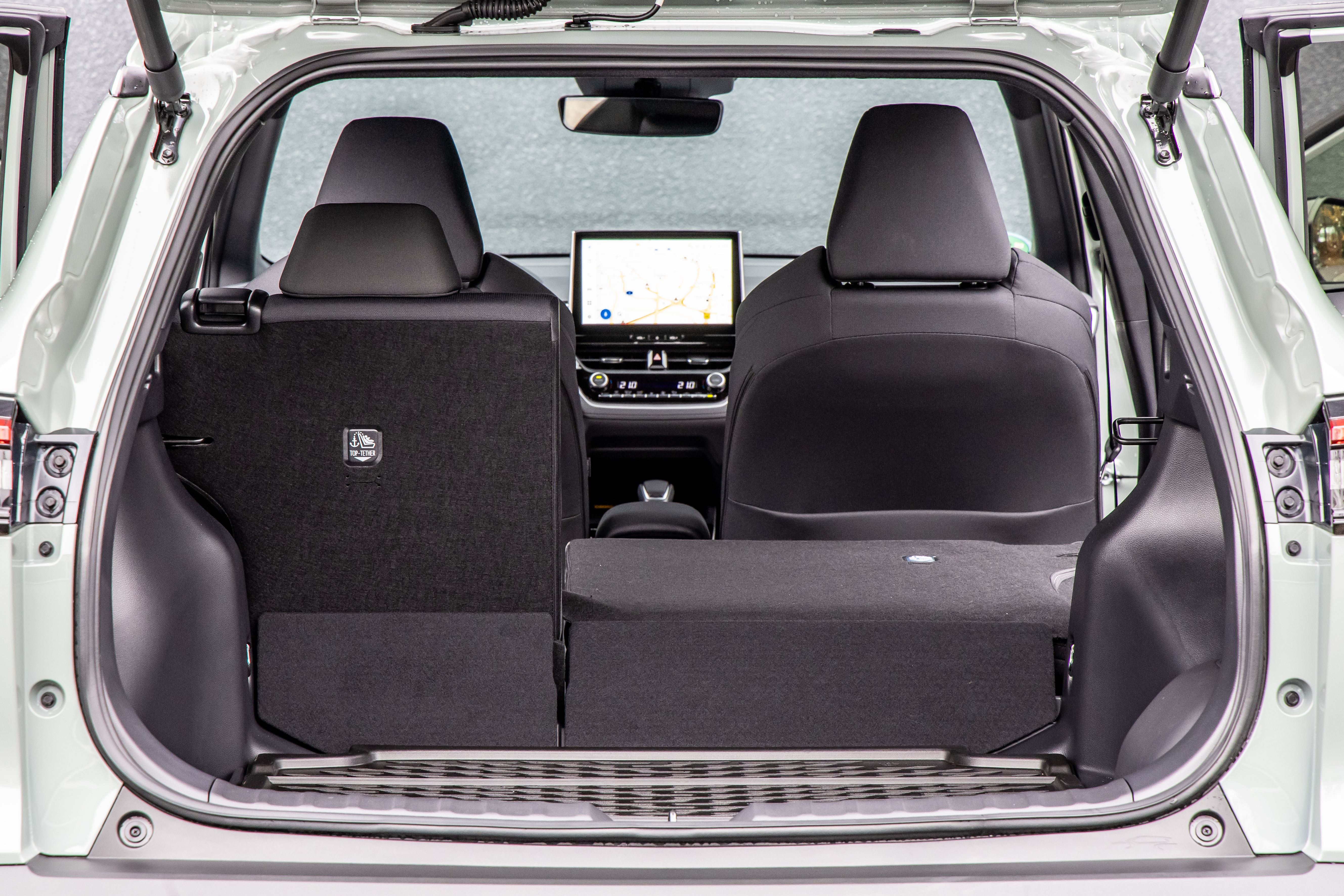 92700-toyotacorollacrossinterior014