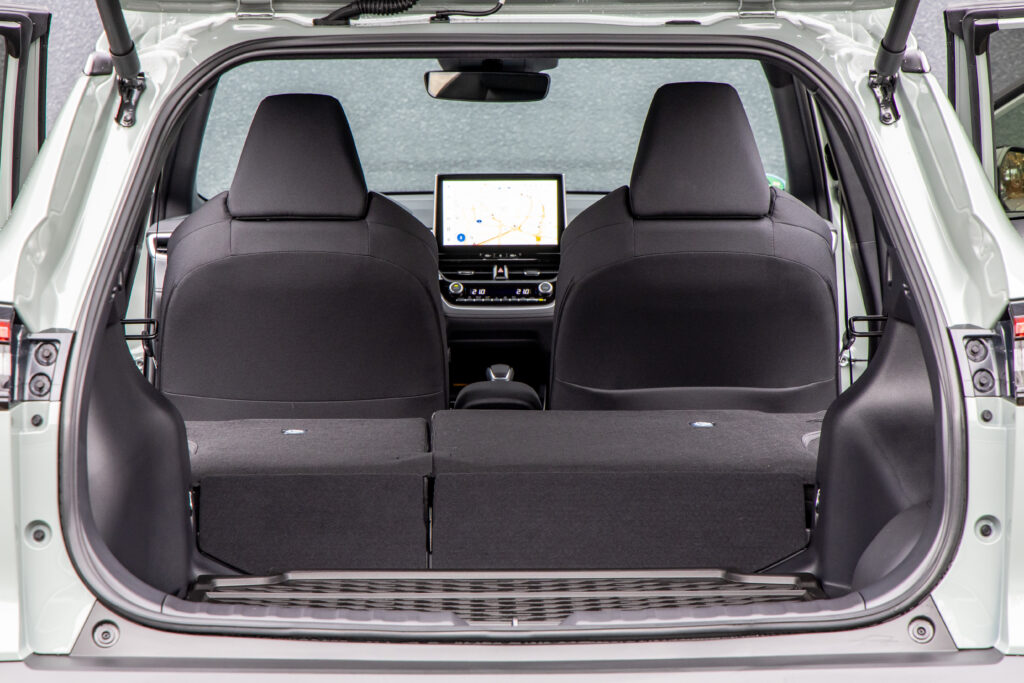 92701-toyotacorollacrossinterior015