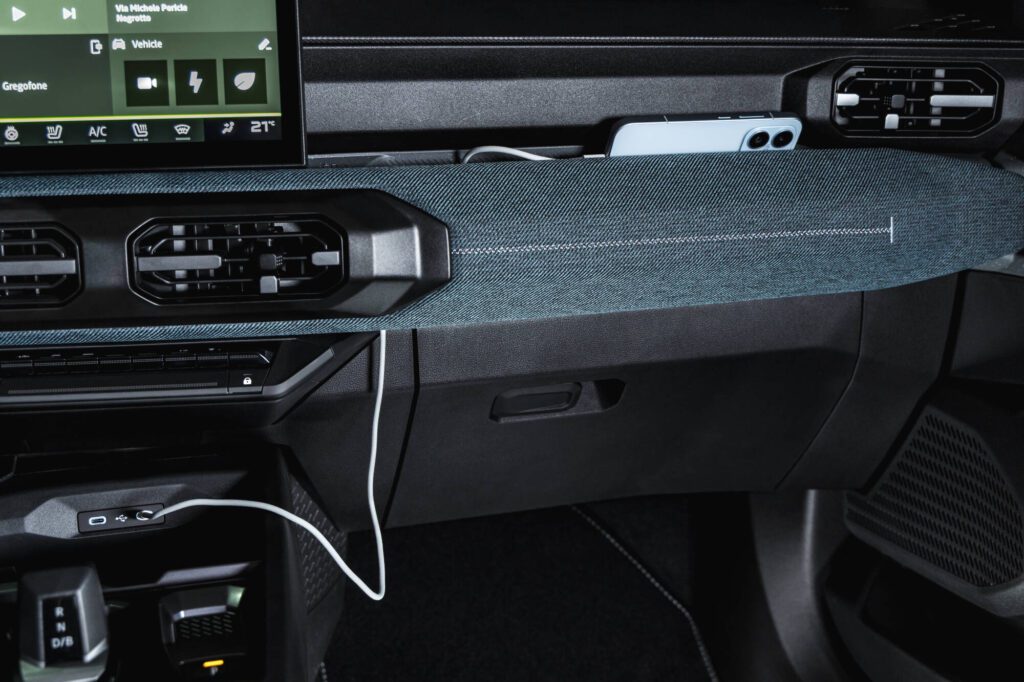 Dacia Striker Journey hybrid 155 Frost-Grün (19)