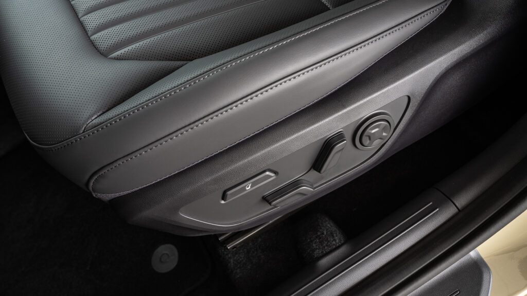 kia_seltos_x-line_awd_tan_beige_interior_digital_1920x1080-018