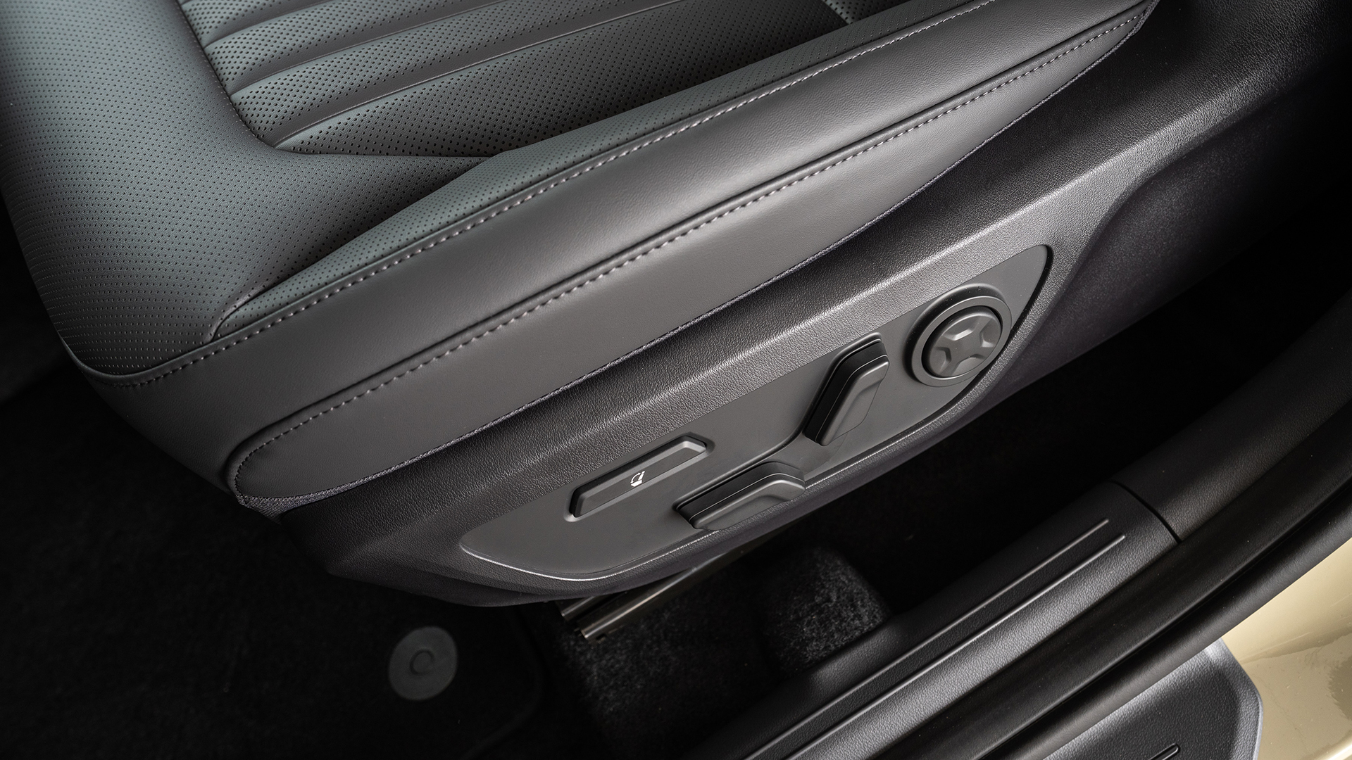 kia_seltos_x-line_awd_tan_beige_interior_digital_1920x1080-018