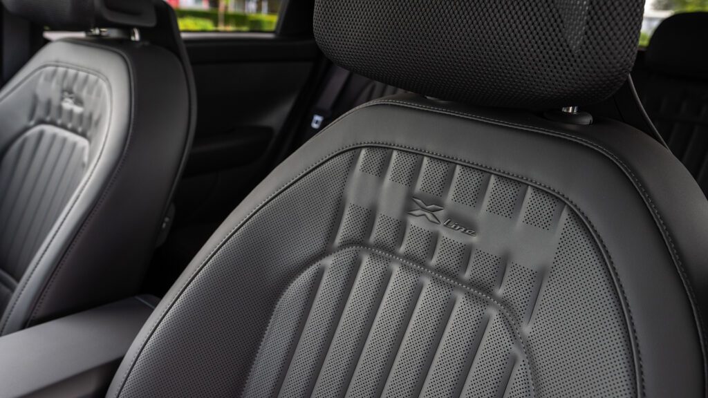 kia_seltos_x-line_awd_tan_beige_interior_digital_1920x1080-019