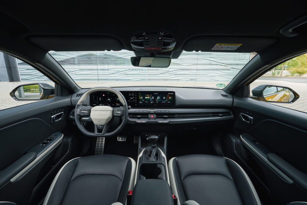 kia-k4-gtline-sparkling-yellow-interior-print-3600x2400-001