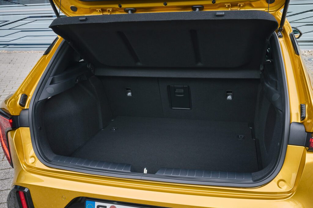 kia-k4-gtline-sparkling-yellow-interior-print-3600x2400-007