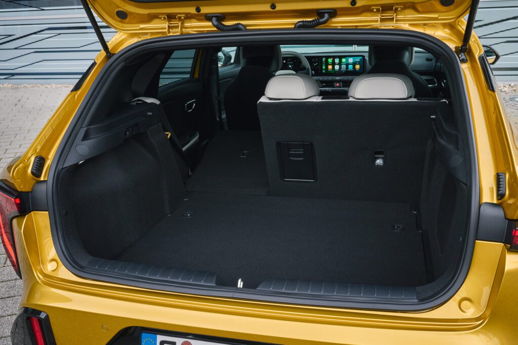 kia-k4-gtline-sparkling-yellow-interior-print-3600x2400-009