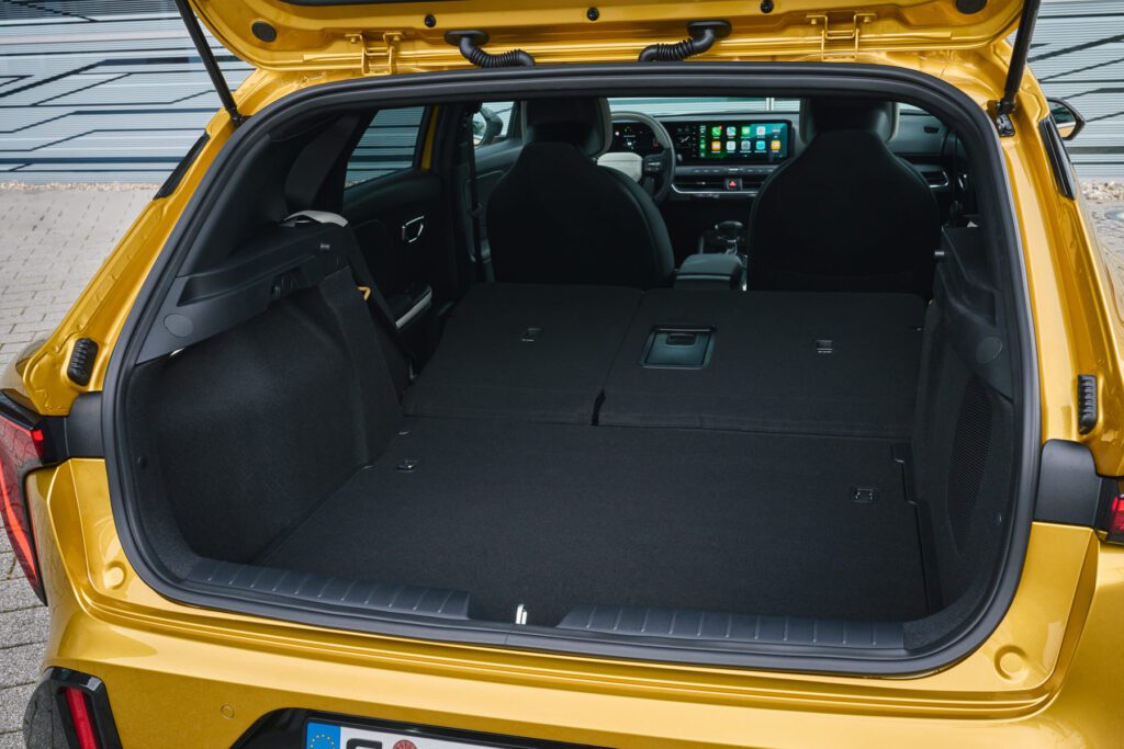 kia-k4-gtline-sparkling-yellow-interior-print-3600x2400-010